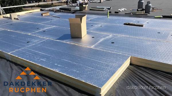 PIR isolatieplaten worden gelegd op plat dak voor dakisolatie in Rucphen
