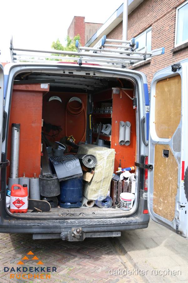 Bedrijfsbus van dakdekker met gereedschap en materialen in Rucphen Bedrijfsbus van dakdekker met gereedschap en materialen in Rucphen