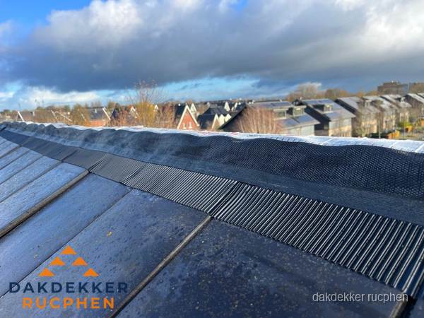 Dakisolatie bij de nok met ventilatieprofiel op schuin dak in Rucphen Dakisolatie bij de nok met ventilatieprofiel op schuin dak in Rucphen