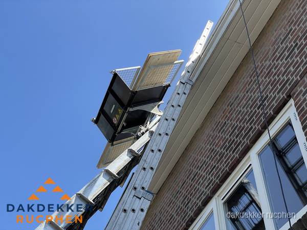 Dakgoot vervangen met dakdekkerslift in Rucphen Dakgoot vervangen met dakdekkerslift in Rucphen