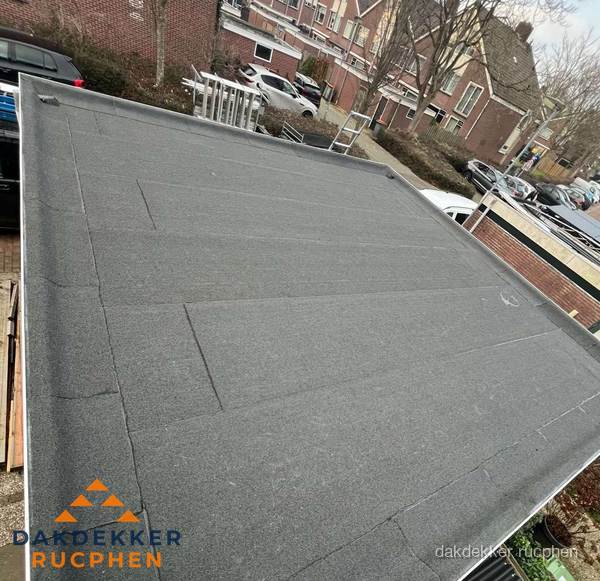 Nieuwe bitumen dakbedekking op plat dak van garage in Rucphen