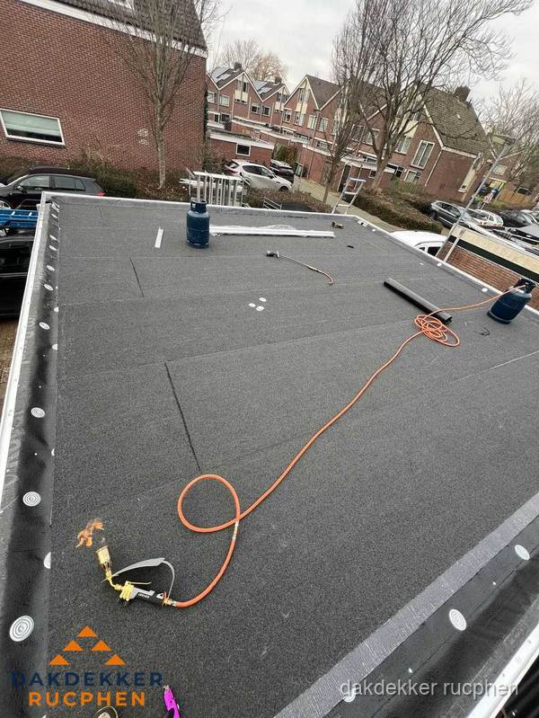 Afgewerkte dakrenovatie met bitumen op plat dak in Rucphen