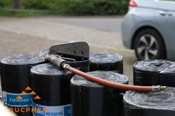 Rollen bitumen dakbedekking EshaGum klaar voor installatie in Rucphen