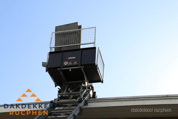 Dakdekkerslift voor materiaal transport bij dakwerkzaamheden in Rucphen