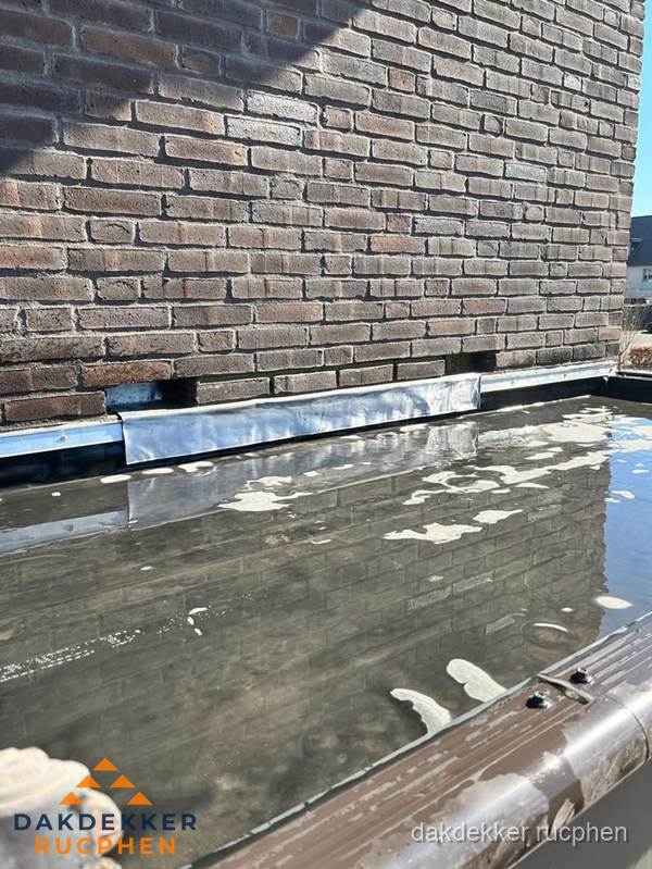 Stilstaand water op plat dak door slechte afwatering in Rucphen