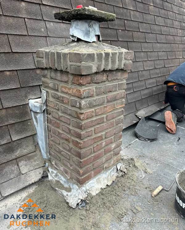 Schoorsteen reparatie met lood en voegwerk op leien dak in Rucphen Schoorsteen reparatie met lood en voegwerk op leien dak in Rucphen
