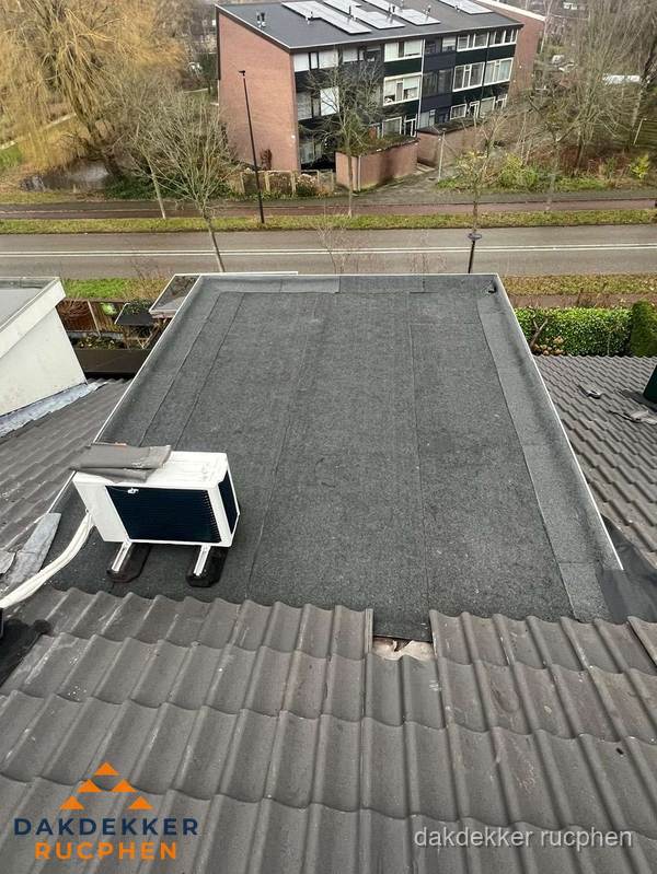 Plat dak inspectie met bitumen bedekking naast schuin pannendak in Rucphen Plat dak inspectie met bitumen bedekking naast schuin pannendak in Rucphen