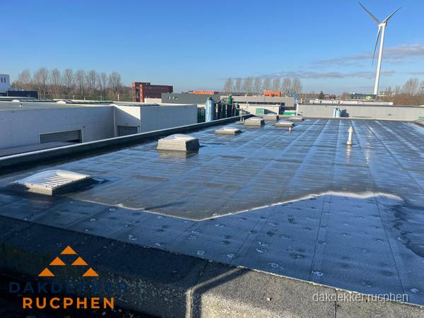 Plat dak bedrijfspand met bitumen dakbedekking en lichtkoepels in Rucphen Plat dak bedrijfspand met bitumen dakbedekking en lichtkoepels in Rucphen