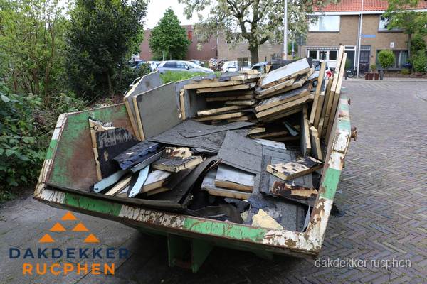 Puincontainer met oud dakmateriaal na dakrenovatie in Rucphen Puincontainer met oud dakmateriaal na dakrenovatie in Rucphen