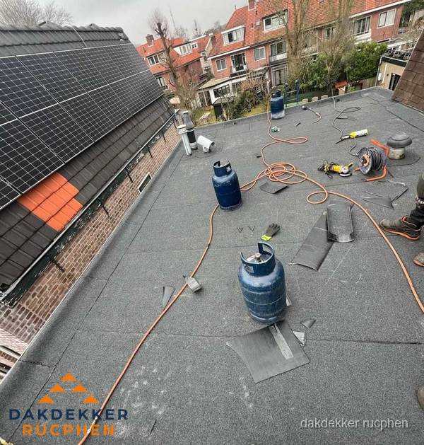 Daklekkage repareren met brandgereedschap op plat dak in Rucphen Daklekkage repareren met brandgereedschap op plat dak in Rucphen