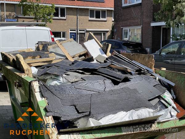 Afvalcontainer met gesloopt dakmateriaal tijdens dakkapel renovatie in Rucphen Afvalcontainer met gesloopt dakmateriaal tijdens dakkapel renovatie in Rucphen