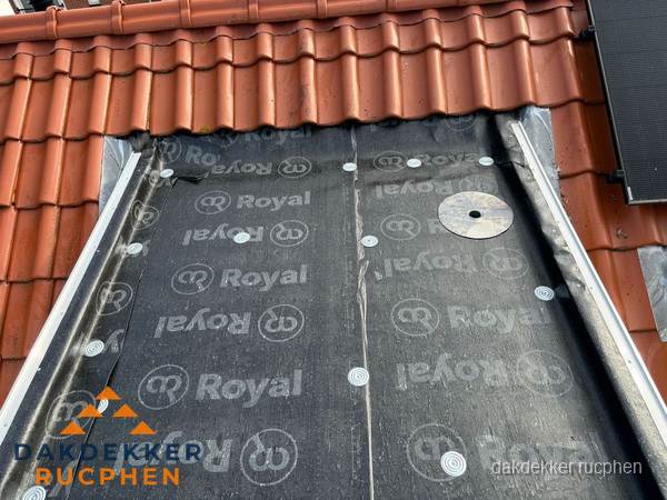 Nieuw dak met dakpannen en Royal onderlaag bij woning in Rucphen Nieuw dak met dakpannen en Royal onderlaag bij woning in Rucphen