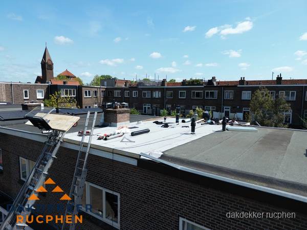 Dakdekkers aan het werk op plat dak in Rucphen