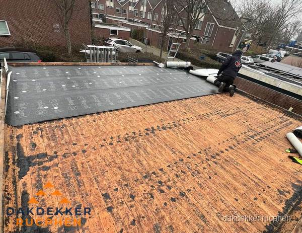 Dakdekker legt onderlaag op plat dak met houten constructie in Rucphen Dakdekker legt onderlaag op plat dak met houten constructie in Rucphen
