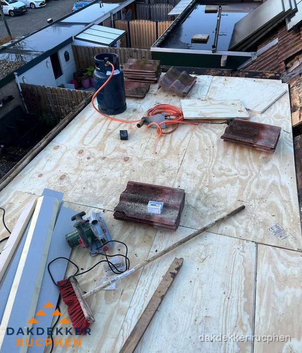 Dakreparatie werkzaamheden op plat dak met gereedschap in Rucphen