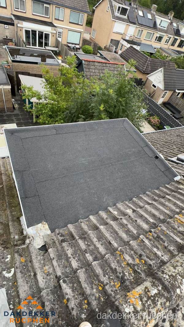 Plat dak aanbouw met bitumen dakbedekking in woonwijk Rucphen Plat dak aanbouw met bitumen dakbedekking in woonwijk Rucphen