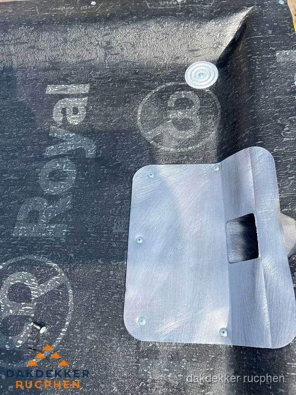 Dakgoot aansluiting op bitumen dak in Rucphen Dakgoot aansluiting op bitumen dak in Rucphen