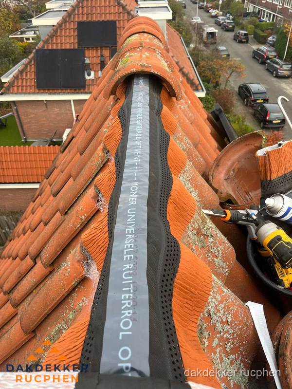Dakdekker vervangt nokvorst met ruiterrol op pannendak in Rucphen Dakdekker vervangt nokvorst met ruiterrol op pannendak in Rucphen