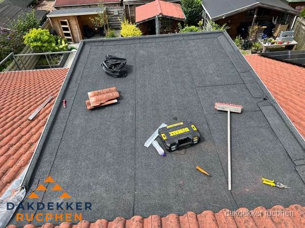 Gereedschap op nieuw plat dak na renovatie in Rucphen Gereedschap op nieuw plat dak na renovatie in Rucphen