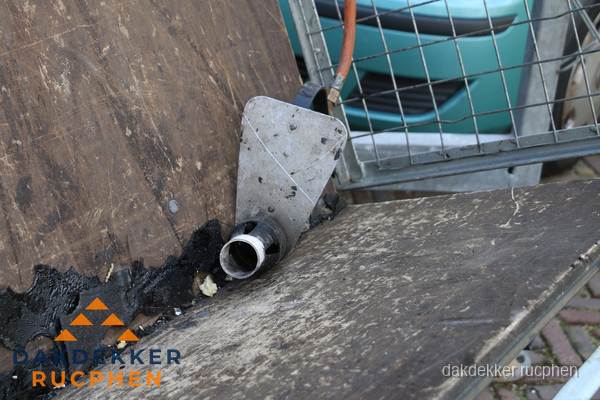 Dakdekkers gasbrander voor bitumen werkzaamheden in Rucphen