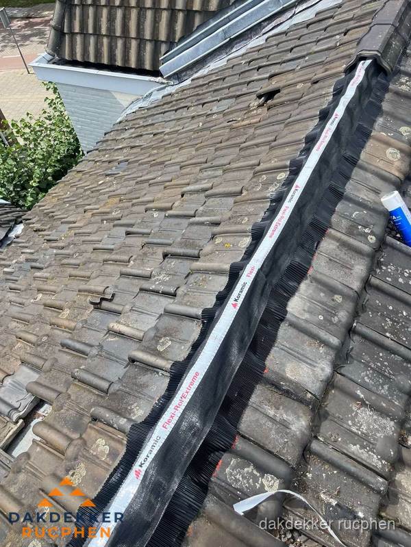 Nokvorst renovatie met Koramic nokrol op schuin pannendak in Rucphen Nokvorst renovatie met Koramic nokrol op schuin pannendak in Rucphen