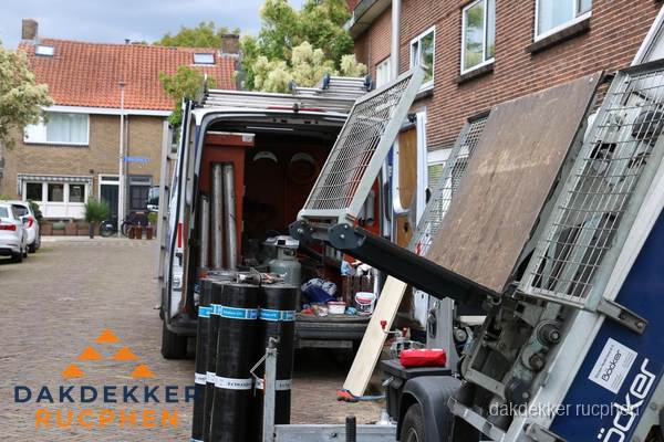 Dakdekkersbusje met materiaal en ladderlift voor dakpannen vervangen in Rucphen