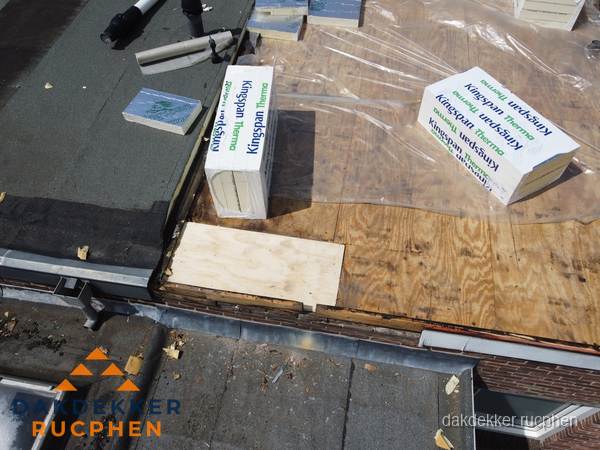 Plat dak isolatie met Kingspan isolatieplaten tijdens renovatie in Rucphen
