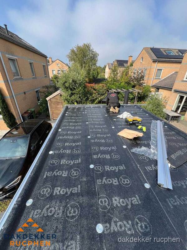 Nieuwe Royal bitumen dakbedekking op plat dak van aanbouw in Rucphen Nieuwe Royal bitumen dakbedekking op plat dak van aanbouw in Rucphen