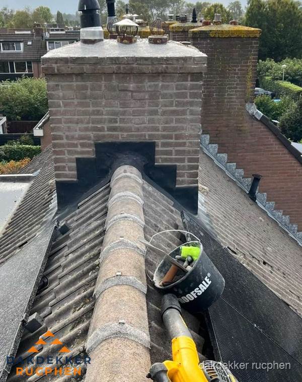 Schoorsteen met loodaansluiting en nokvorst op pannendak in Rucphen Schoorsteen met loodaansluiting en nokvorst op pannendak in Rucphen