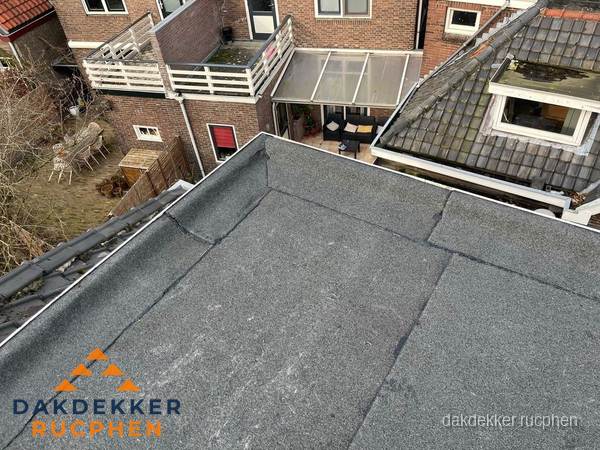 Overzicht plat dak met dakgoot in woonwijk Rucphen Overzicht plat dak met dakgoot in woonwijk Rucphen