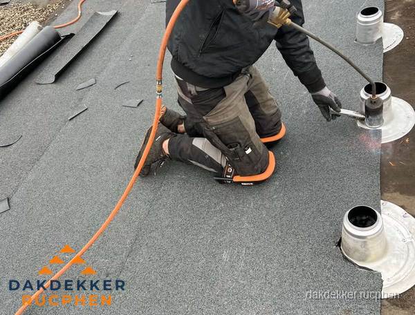 Dakdekker repareert bitumen dakleer bij dakdoorvoer in Rucphen Dakdekker repareert bitumen dakleer bij dakdoorvoer in Rucphen