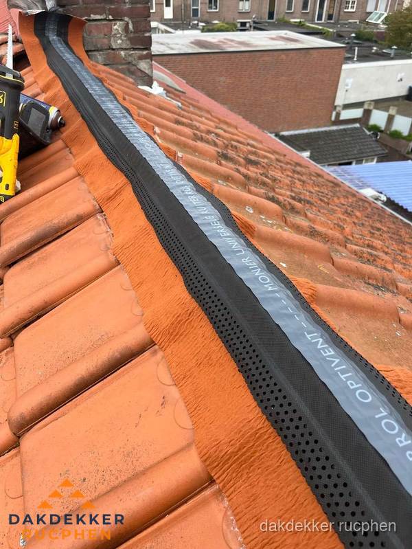 Nokventilatie installeren op hellend pannendak in Rucphen Nokventilatie installeren op hellend pannendak in Rucphen