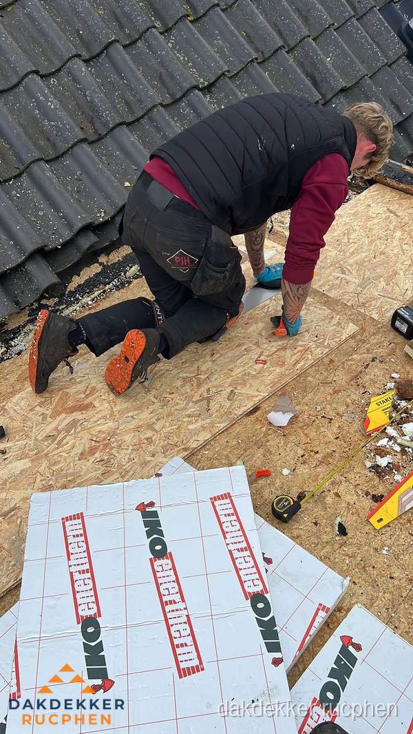 Dakdekker plaatst PIR-isolatieplaten op plat dak in Rucphen Dakdekker plaatst PIR-isolatieplaten op plat dak in Rucphen