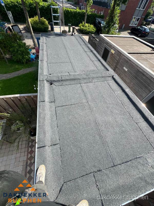 Bitumen plat dak rijtjeswoning vanuit dakdekker perspectief in Rucphen Bitumen plat dak rijtjeswoning vanuit dakdekker perspectief in Rucphen