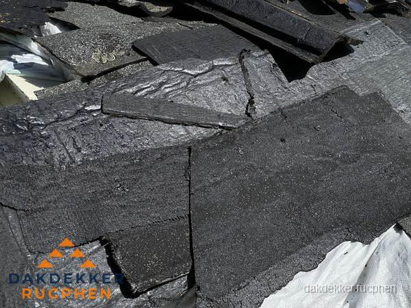 Verwijderd oud bitumen dakleer klaar voor vervanging in Rucphen Verwijderd oud bitumen dakleer klaar voor vervanging in Rucphen