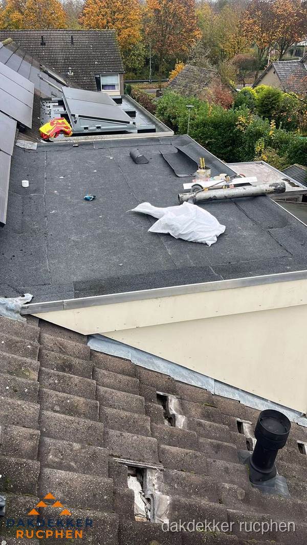 Beschadigde dakbedekking op plat dak voor reparatie in Rucphen Beschadigde dakbedekking op plat dak voor reparatie in Rucphen