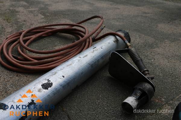 Dakdekker gasbrander en gereedschap voor spoedklus in Rucphen