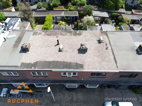 Plat dak met grindballast en dakdoorvoeren in Rucphen Plat dak met grindballast en dakdoorvoeren in Rucphen