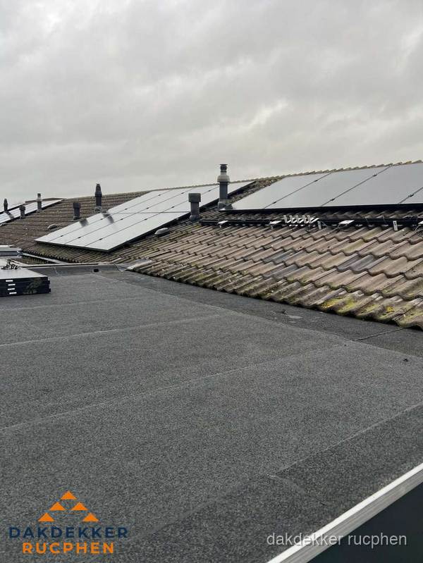 Bitumen dakbedekking op plat dak met aansluitend pannendak en zonnepanelen in Rucphen