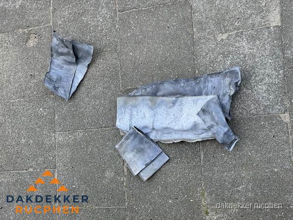 Oude verwijderde loodslabben na vervanging in Rucphen Oude verwijderde loodslabben na vervanging in Rucphen