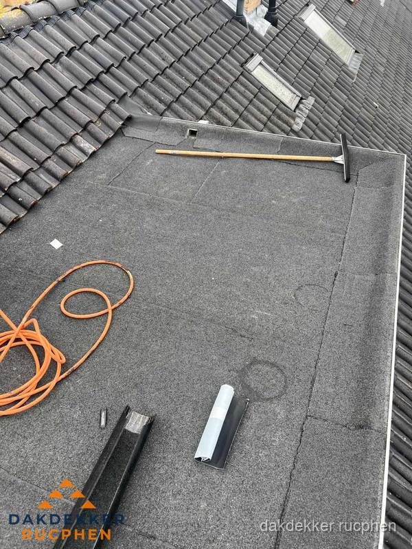 Plat dak reparatie met gereedschap en loodstroken in Rucphen Plat dak reparatie met gereedschap en loodstroken in Rucphen