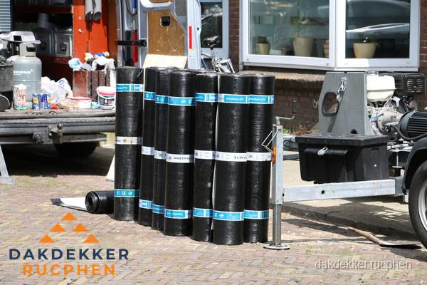 Rollen bitumen dakbedekking klaar voor daklekkage reparatie in Rucphen Rollen bitumen dakbedekking klaar voor daklekkage reparatie in Rucphen