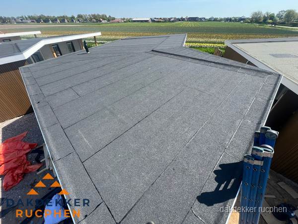 Nieuw bitumen plat dak met uitzicht over landschap in Rucphen Nieuw bitumen plat dak met uitzicht over landschap in Rucphen