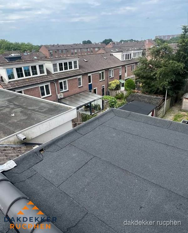 Vernieuwd plat dak met bitumen in woonwijk in Rucphen Vernieuwd plat dak met bitumen in woonwijk in Rucphen