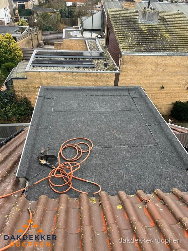 Reparatie aansluiting plat dak en schuin dak in Rucphen Reparatie aansluiting plat dak en schuin dak in Rucphen