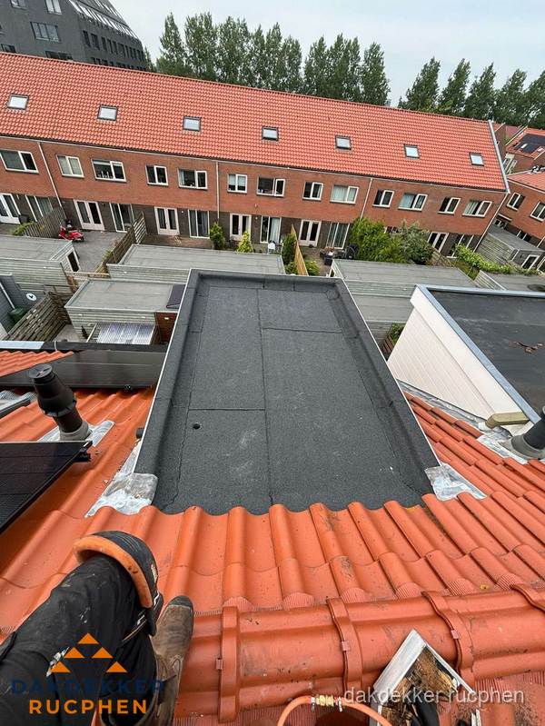 Bitumen dak reparatie op plat dak tussen dakpannen in Rucphen Bitumen dak reparatie op plat dak tussen dakpannen in Rucphen
