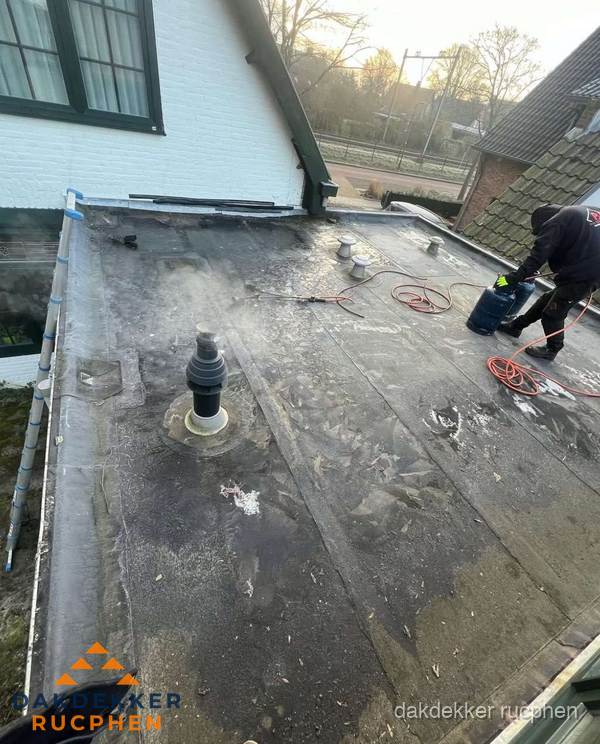 Dakdekker verhelpt daklekkage op plat dak in Rucphen Dakdekker verhelpt daklekkage op plat dak in Rucphen