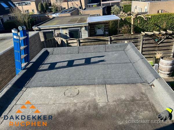 Dakdekker bij bitumen plat dak renovatie in Rucphen Dakdekker bij bitumen plat dak renovatie in Rucphen