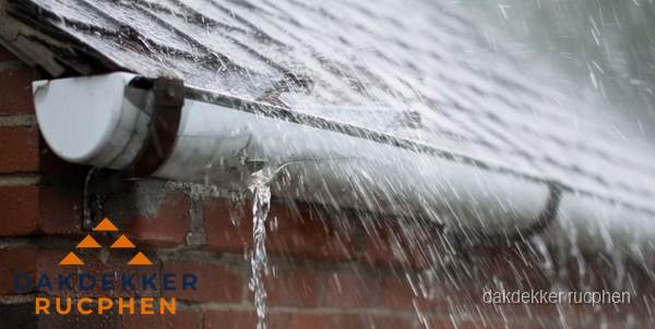 Lekkende dakgoot tijdens regenval in Rucphen Lekkende dakgoot tijdens regenval in Rucphen