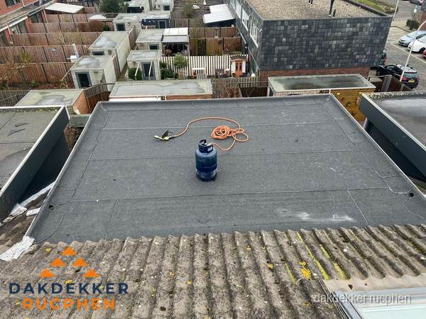 Plat dak met bitumen dakbedekking en brander in Rucphen